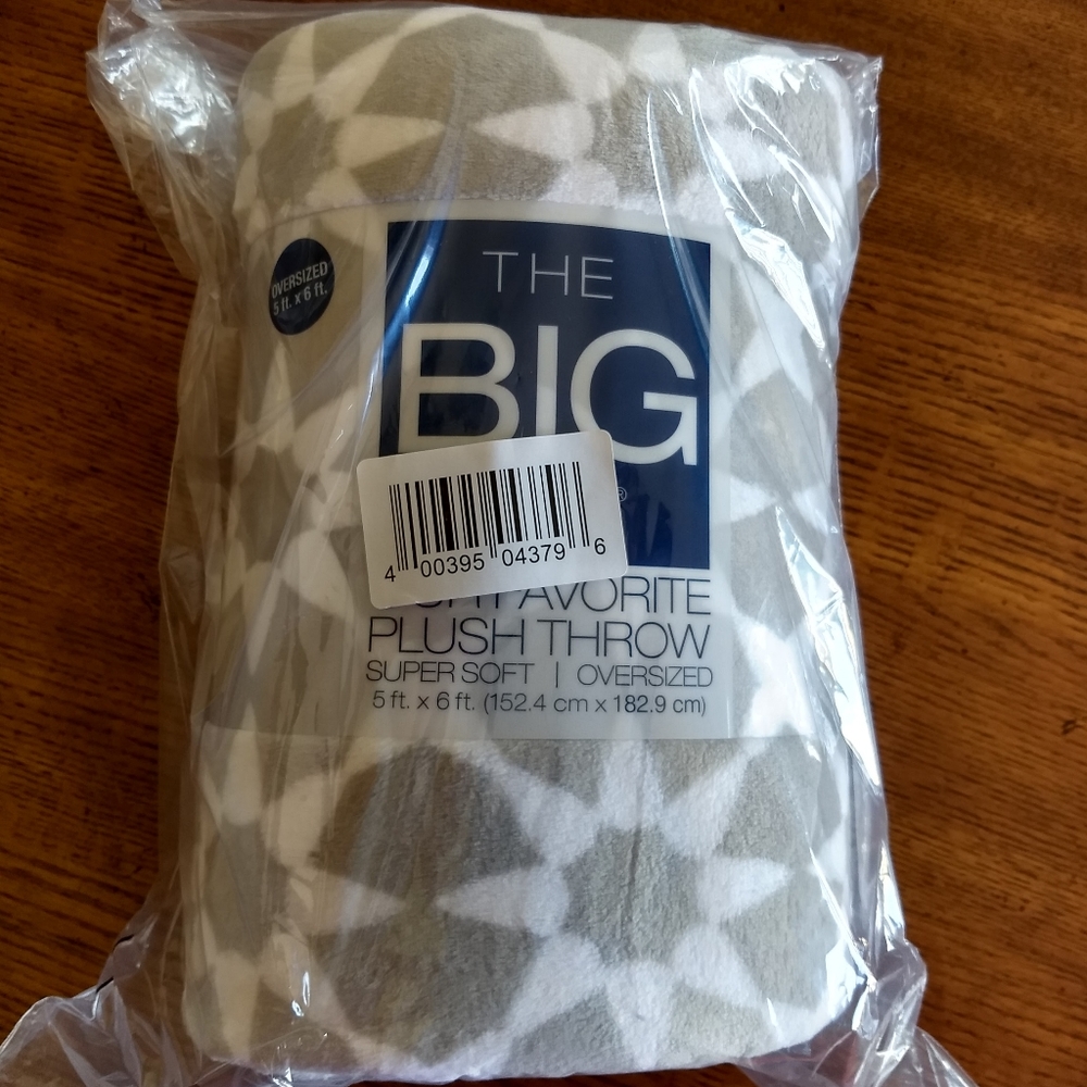 Plush throw blanket. 5 by 6 feet. Super soft! - Picture 4 of 8